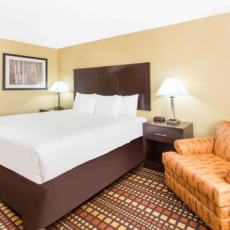 Days Inn & Suites By Wyndham Davenport East Экстерьер фото