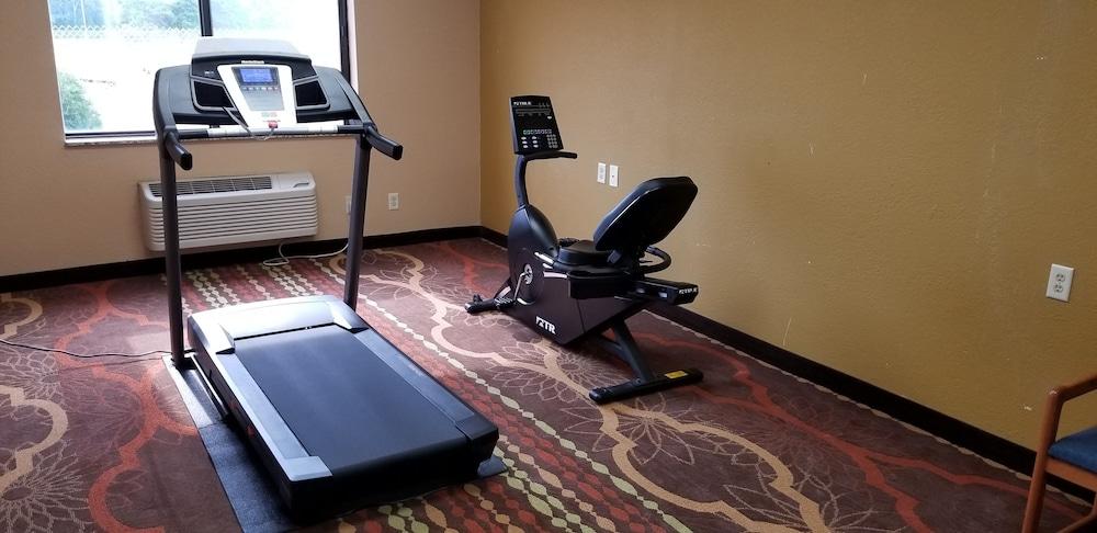 Days Inn & Suites By Wyndham Davenport East Экстерьер фото
