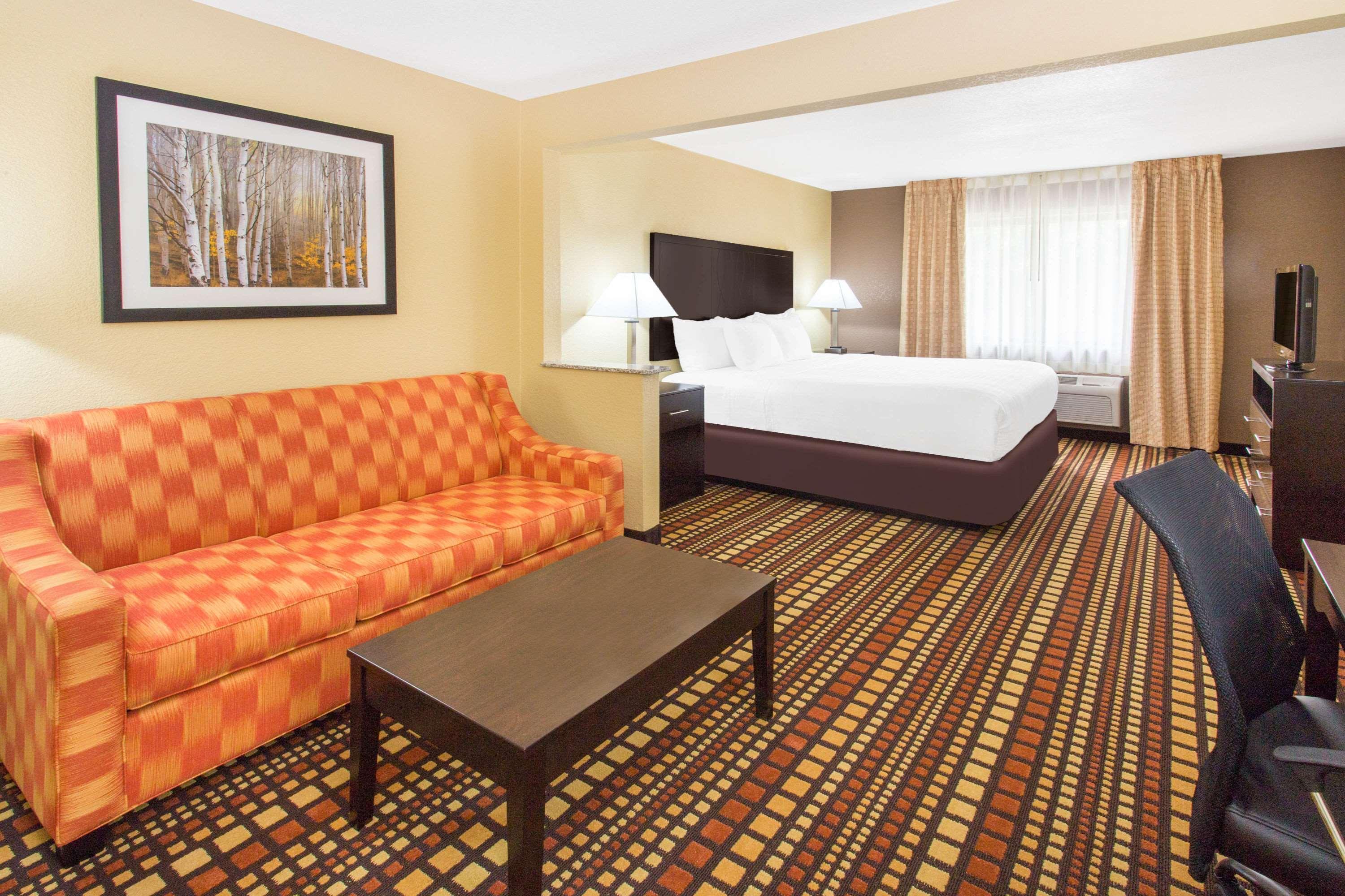 Days Inn & Suites By Wyndham Davenport East Экстерьер фото
