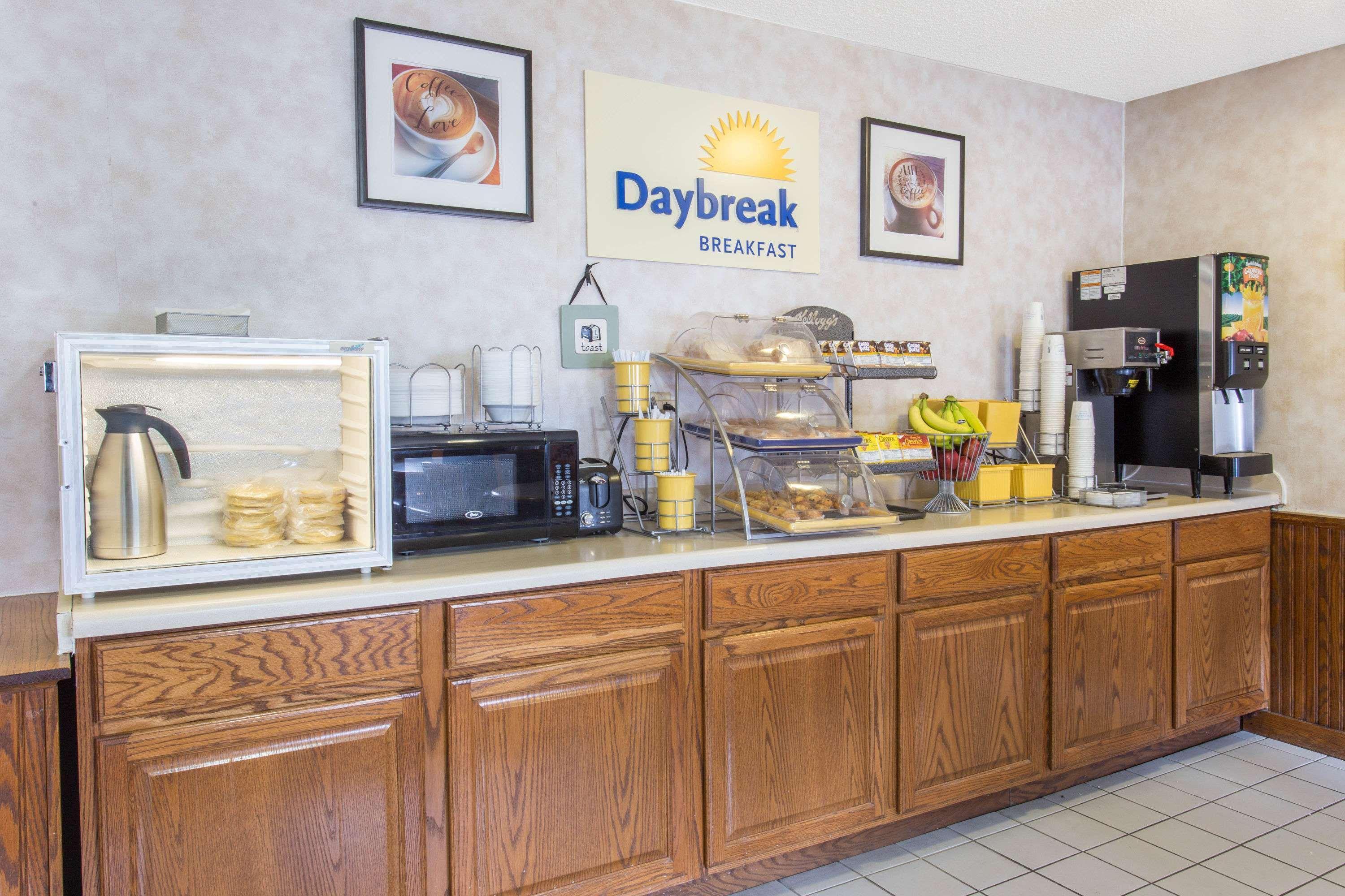 Days Inn & Suites By Wyndham Davenport East Экстерьер фото