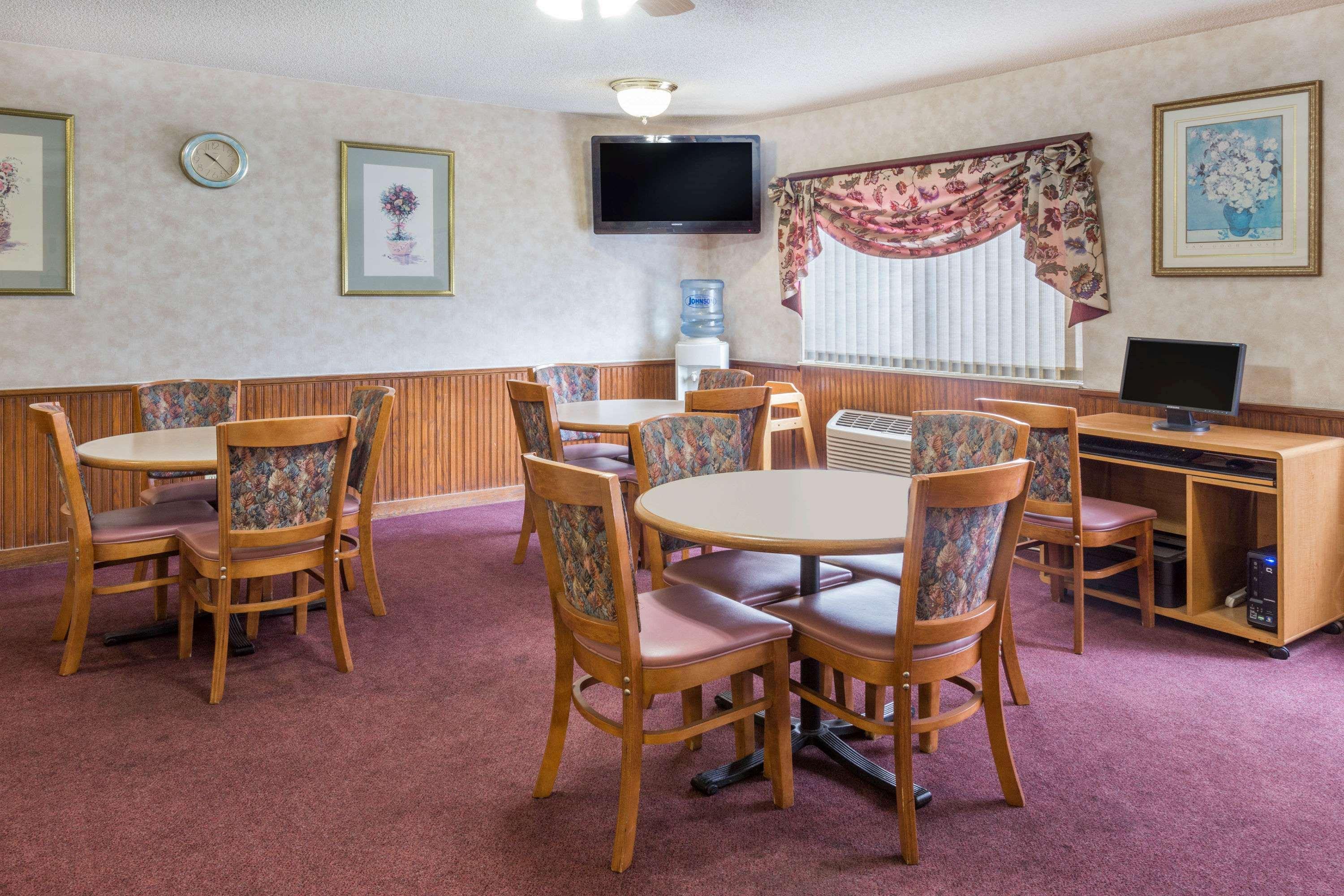 Days Inn & Suites By Wyndham Davenport East Экстерьер фото
