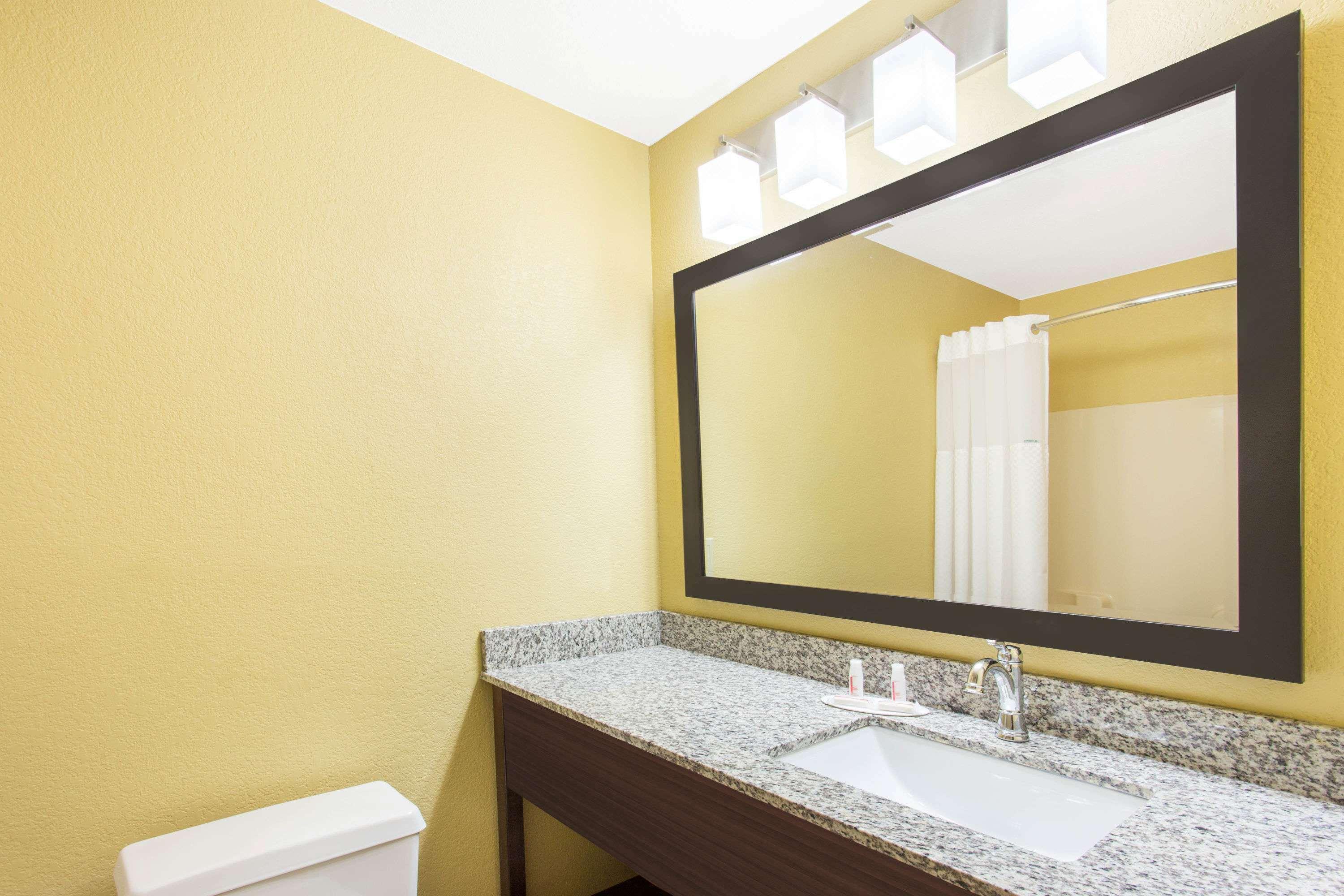 Days Inn & Suites By Wyndham Davenport East Экстерьер фото