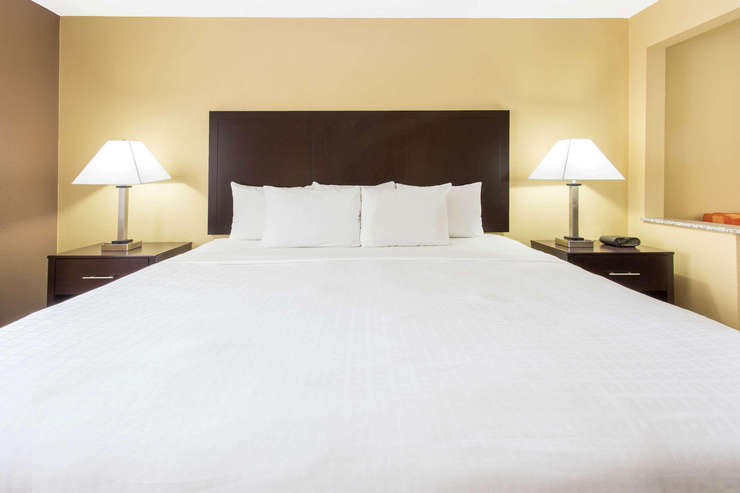 Days Inn & Suites By Wyndham Davenport East Экстерьер фото