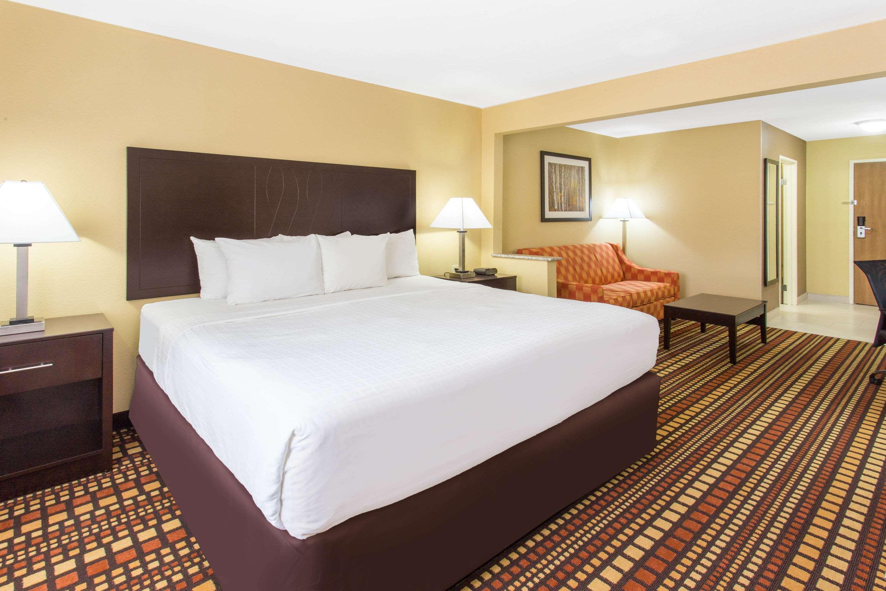 Days Inn & Suites By Wyndham Davenport East Экстерьер фото