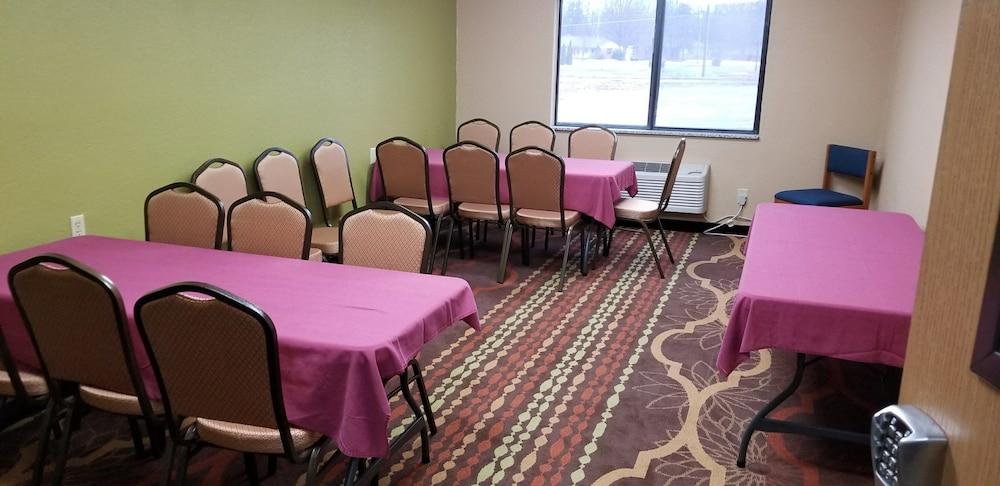 Days Inn & Suites By Wyndham Davenport East Экстерьер фото