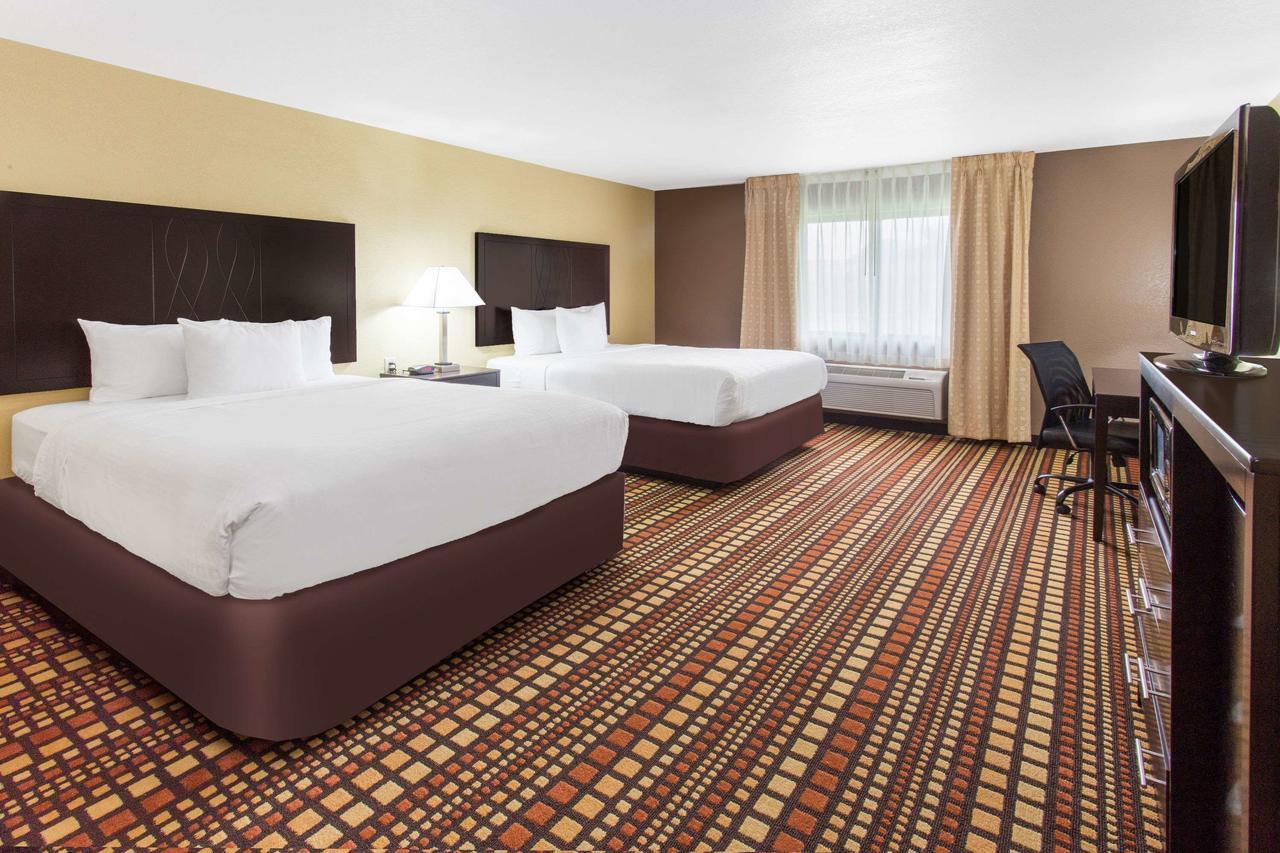 Days Inn & Suites By Wyndham Davenport East Экстерьер фото