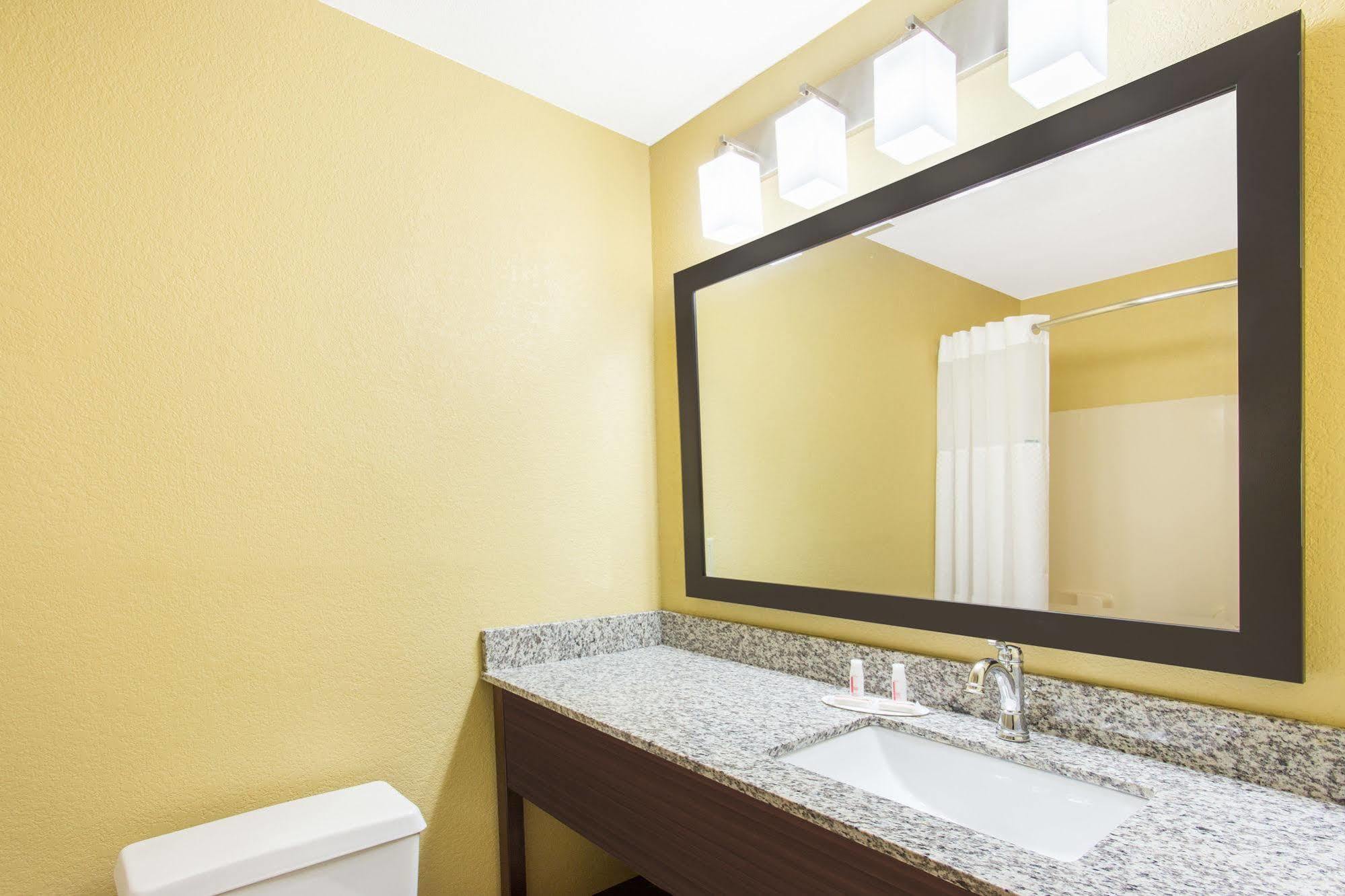 Days Inn & Suites By Wyndham Davenport East Экстерьер фото
