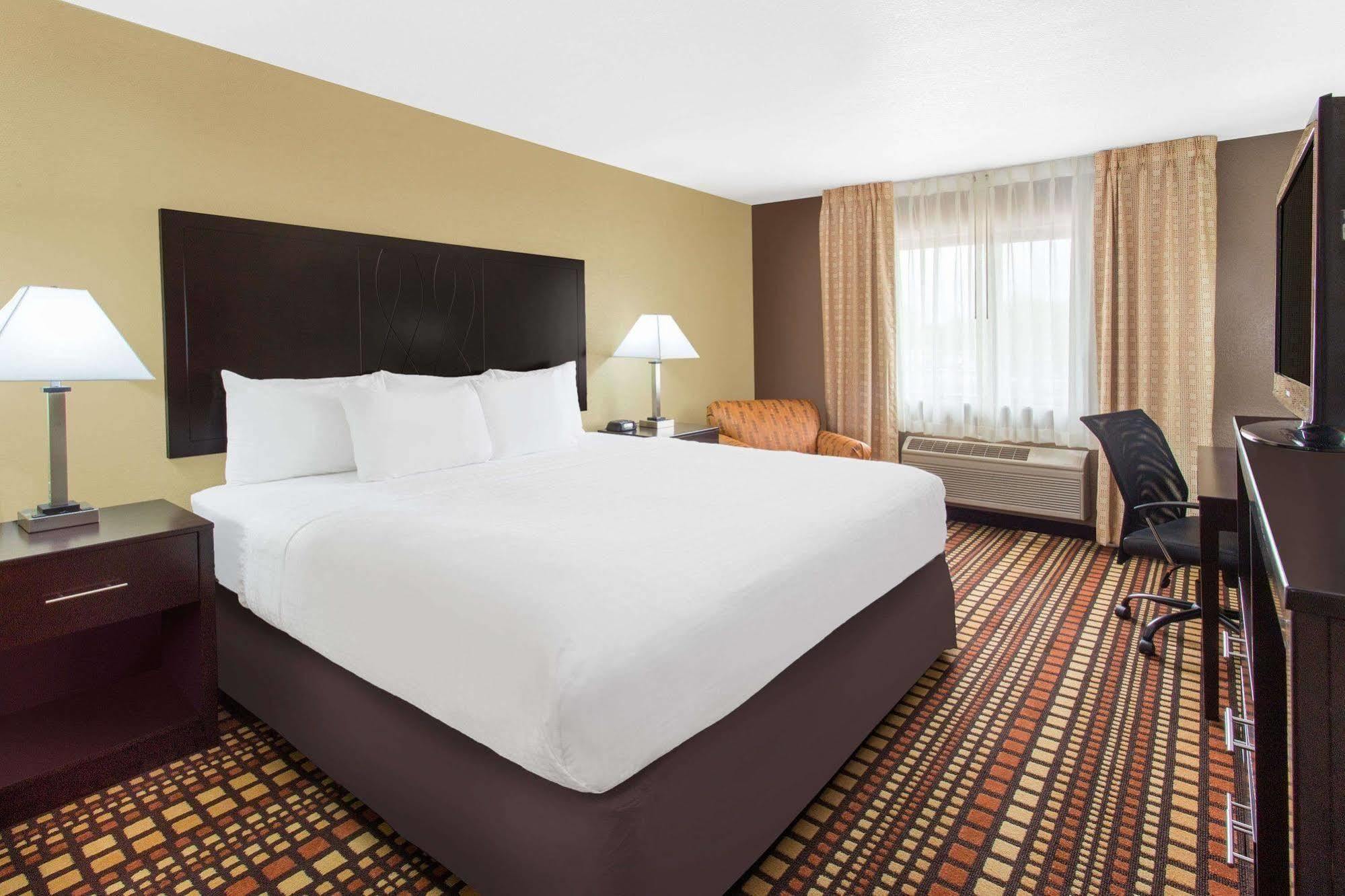 Days Inn & Suites By Wyndham Davenport East Экстерьер фото