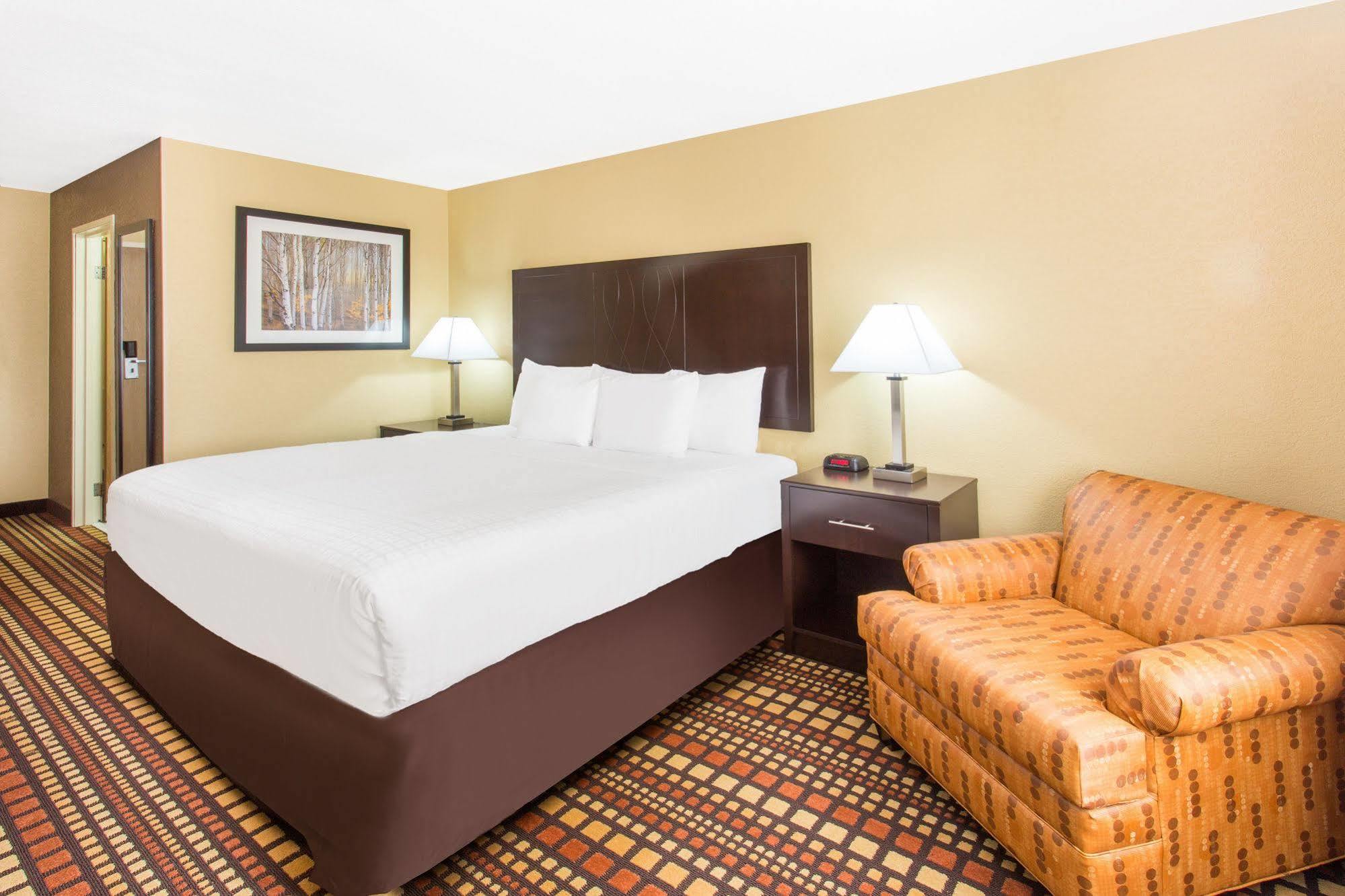Days Inn & Suites By Wyndham Davenport East Экстерьер фото