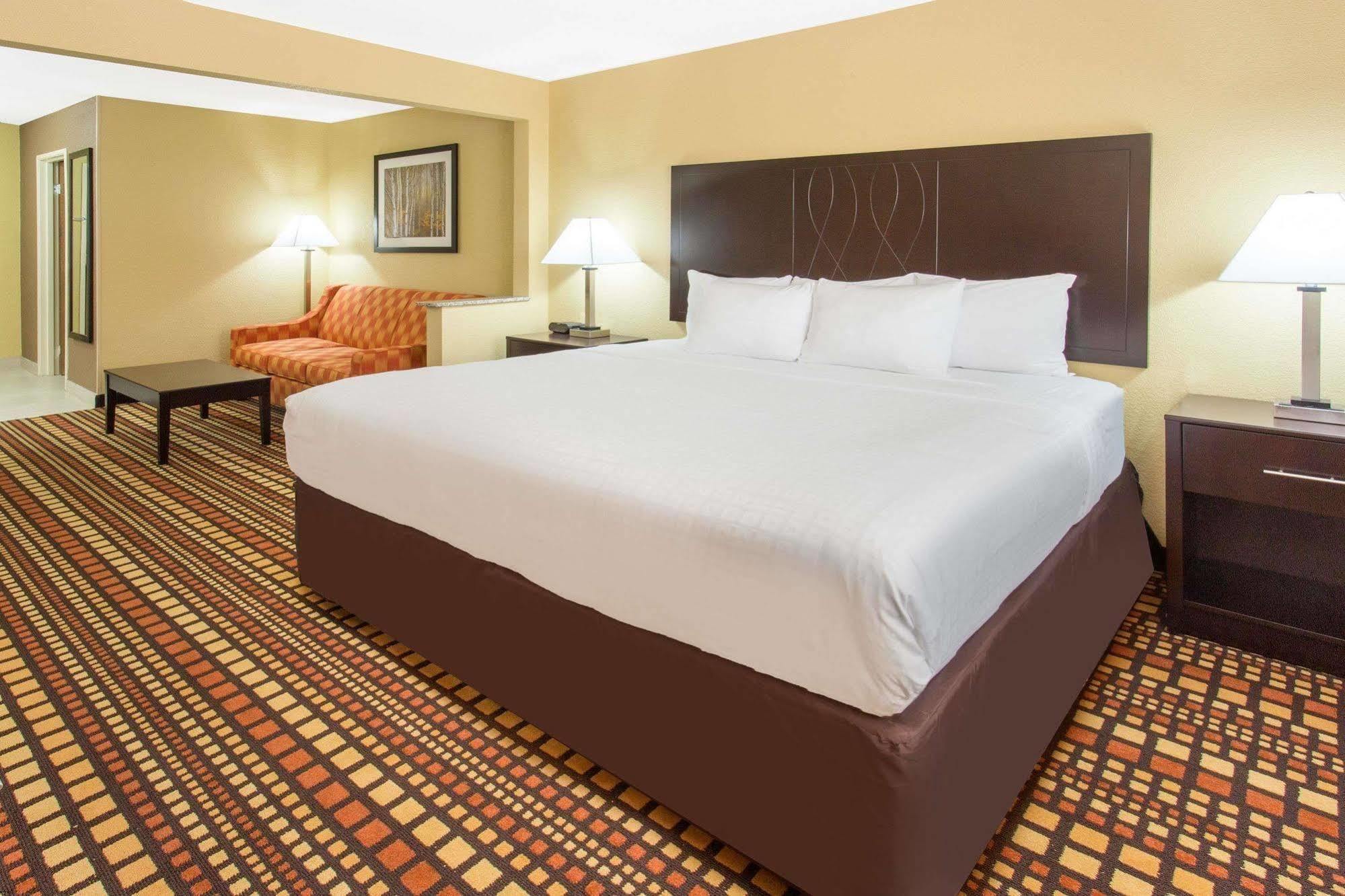 Days Inn & Suites By Wyndham Davenport East Экстерьер фото
